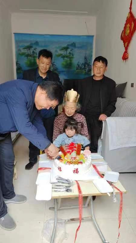 河南鲁山：土门社会事务综合服务中心 为八十岁老人免费送生日蛋糕