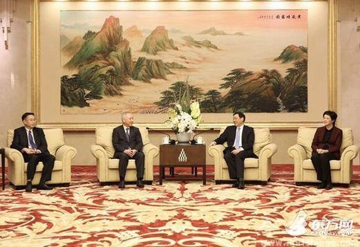 何靖陪同香港上海总会代表团赴上海访问交流