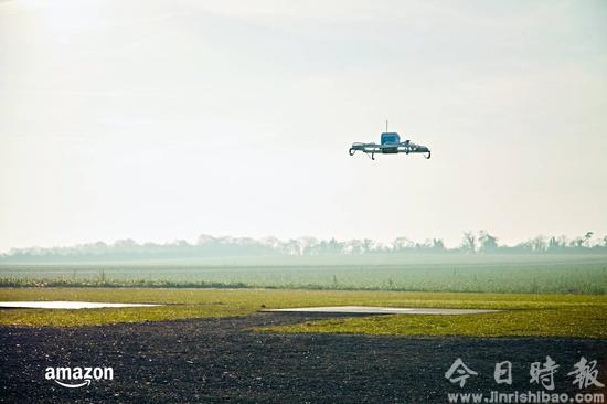亚马逊完成首次商业无人机递送服务