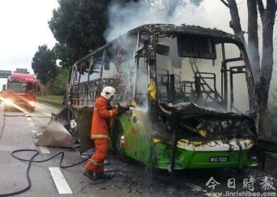 马来西亚旅游大巴着火烧毁 30中国旅客及时逃生